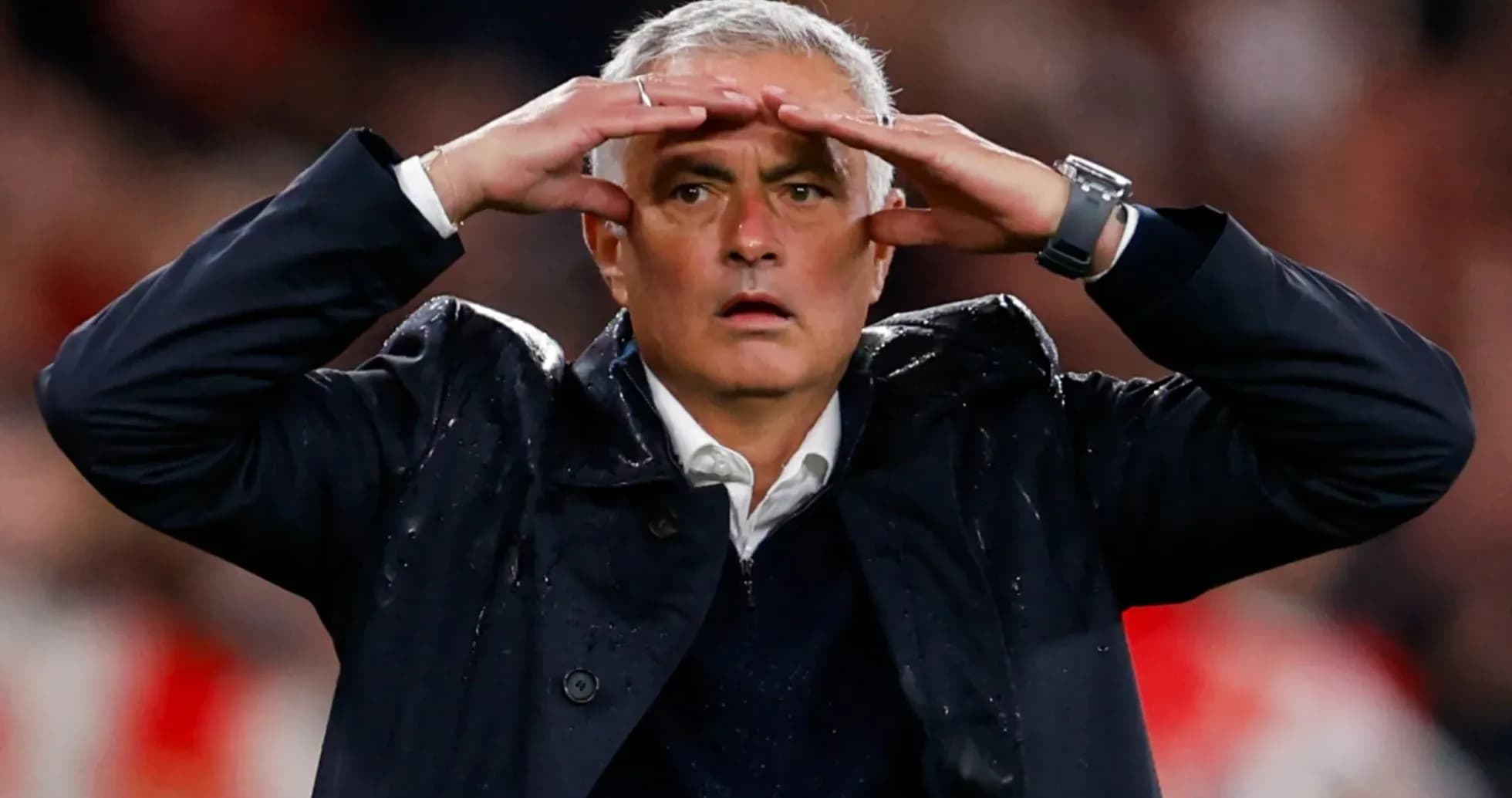 Entrenador observando el juego desde la línea de banda Entrenador observando el juego desde la línea de banda