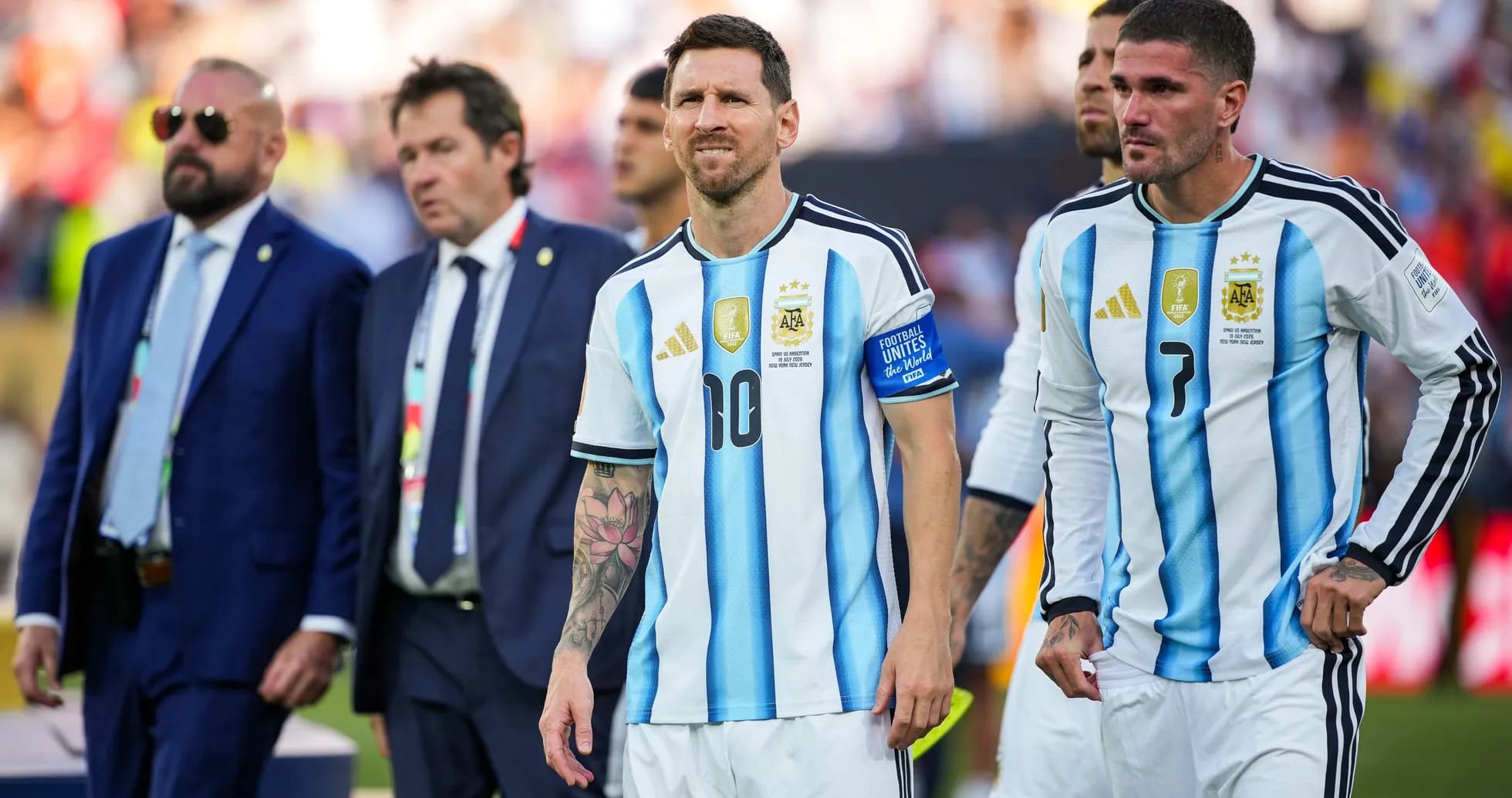 Jugadores de Argentina saliendo del campo tras el partido Jugadores de Argentina saliendo del campo tras el partido