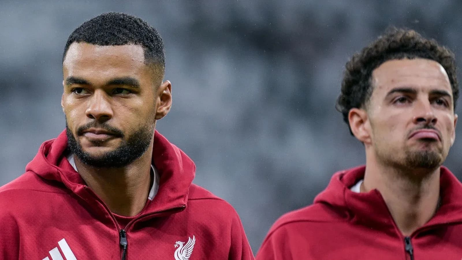 Jugadores de Liverpool en calentamiento antes del partido Jugadores de Liverpool en calentamiento antes del partido