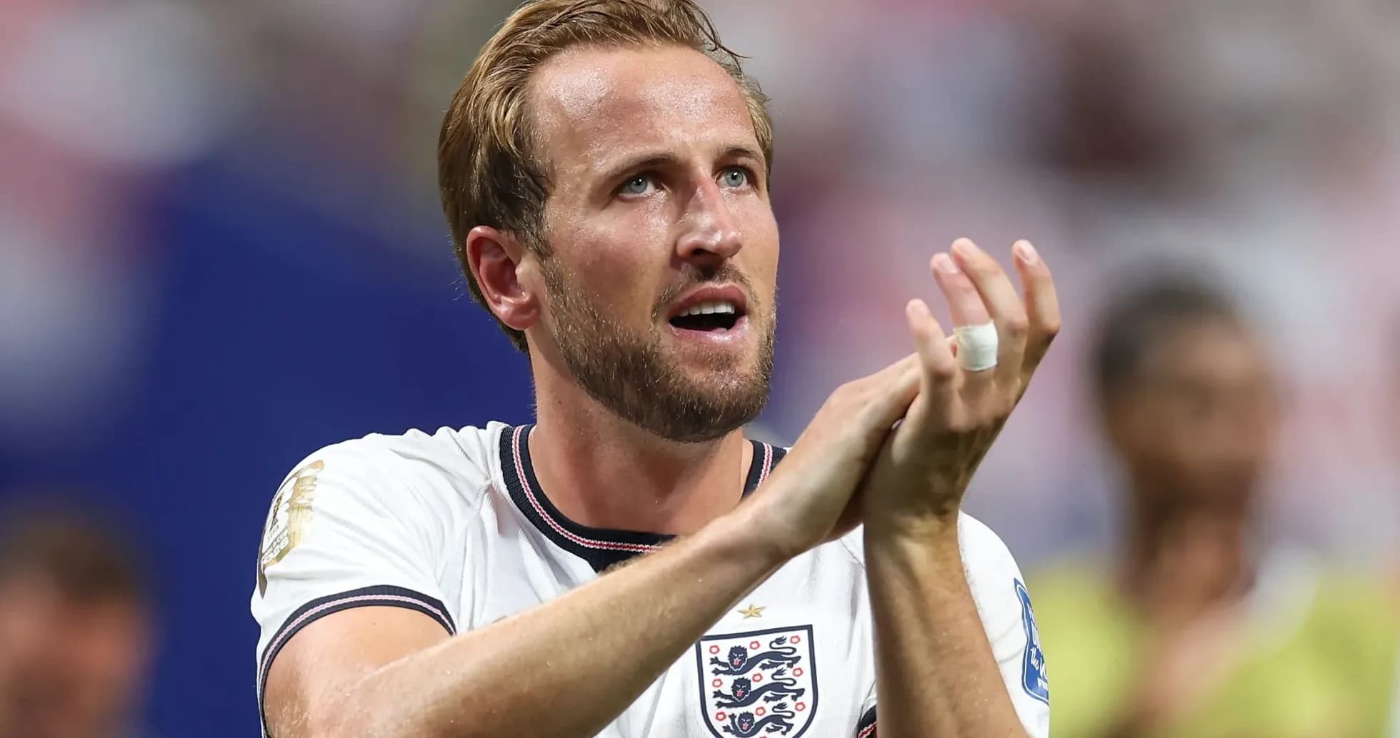 Jugador de Inglaterra aplaudiendo tras el partido Jugador de Inglaterra aplaudiendo tras el partido