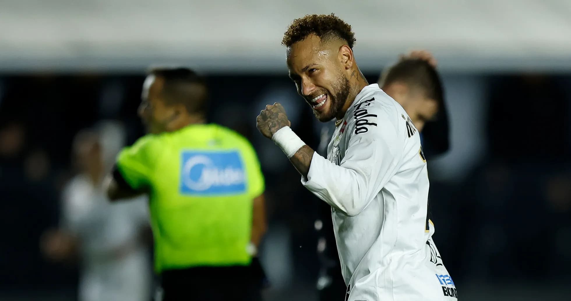 Neymar celebrando un gol durante el partido Neymar celebrando un gol durante el partido