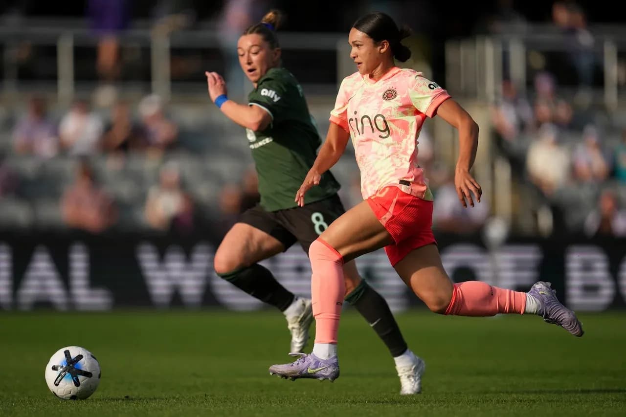 Jugadora de Portland Thorns corriendo tras el balón Jugadora de Portland Thorns corriendo tras el balón