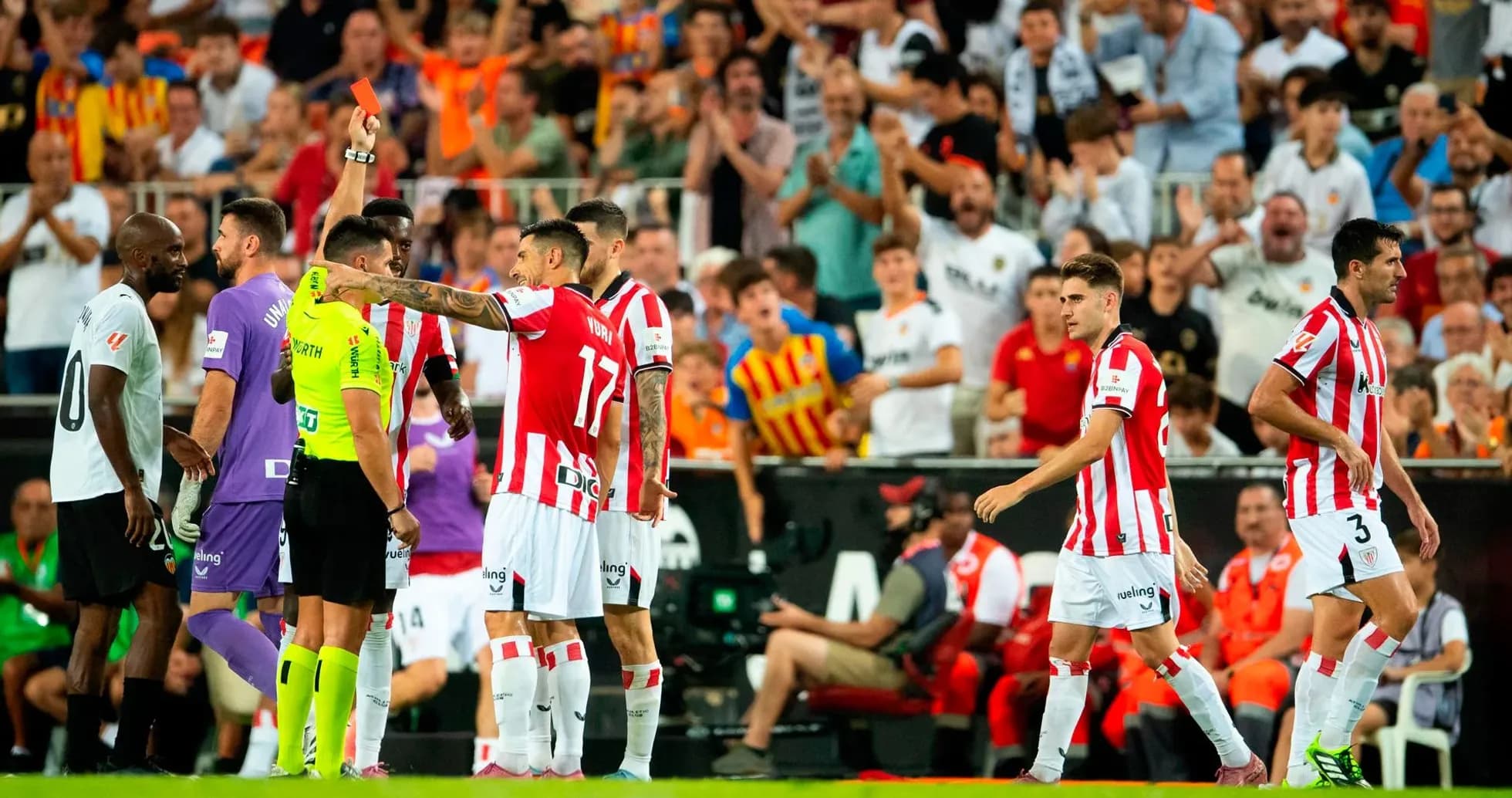 Jugador de Athletic Club recibe tarjeta roja Jugador de Athletic Club recibe tarjeta roja