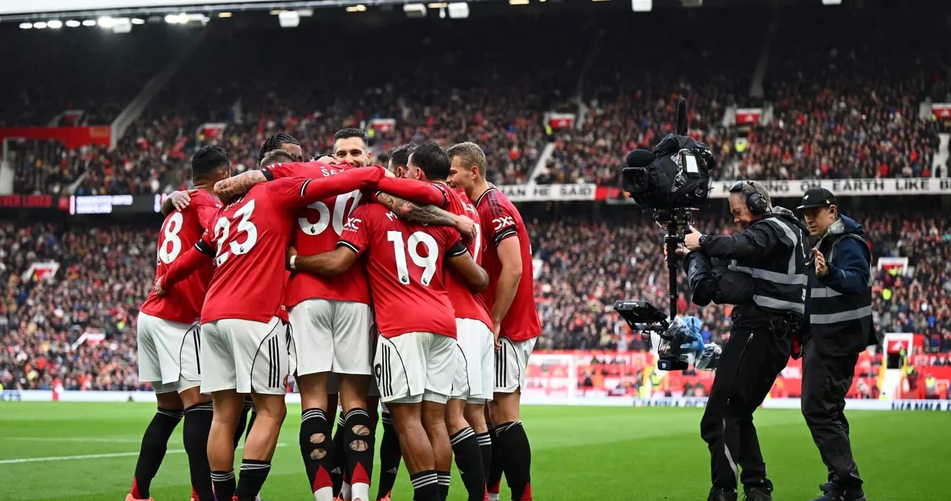 Jugadores de Manchester United celebrando un gol Jugadores de Manchester United celebrando un gol