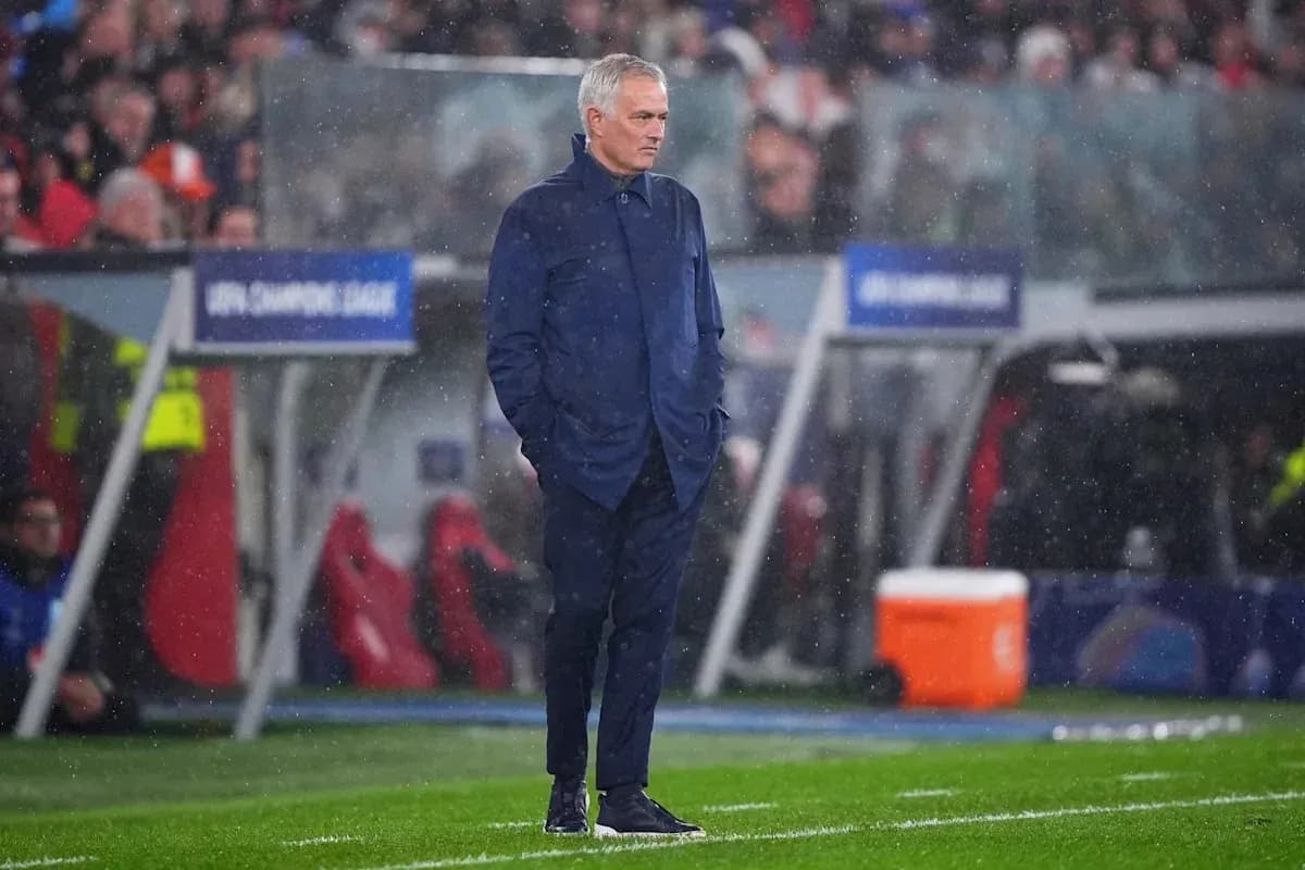 Entrenador en la banda bajo la lluvia durante el partido Entrenador en la banda bajo la lluvia durante el partido