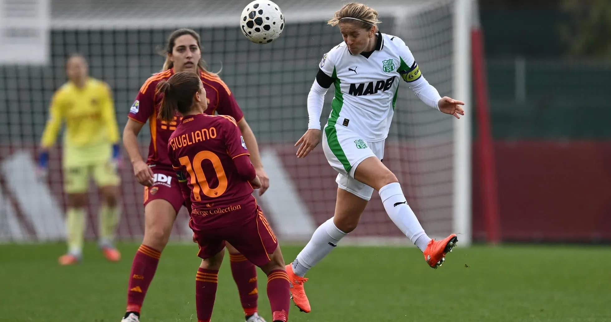 Jugadora de Sassuolo W despejando el balón Jugadora de Sassuolo W despejando el balón