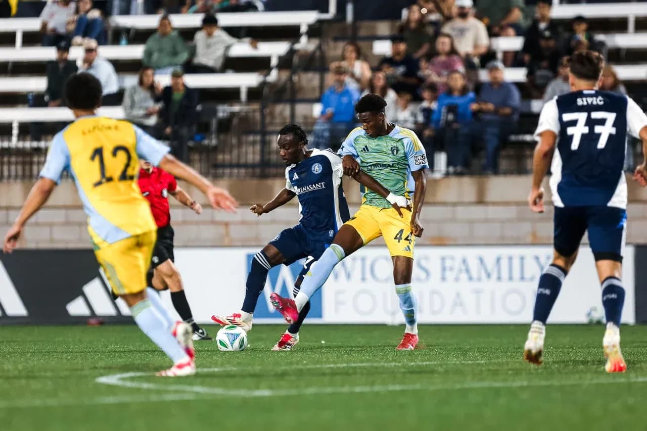 Jugadores en acción durante el partido de fútbol Jugadores en acción durante el partido de fútbol