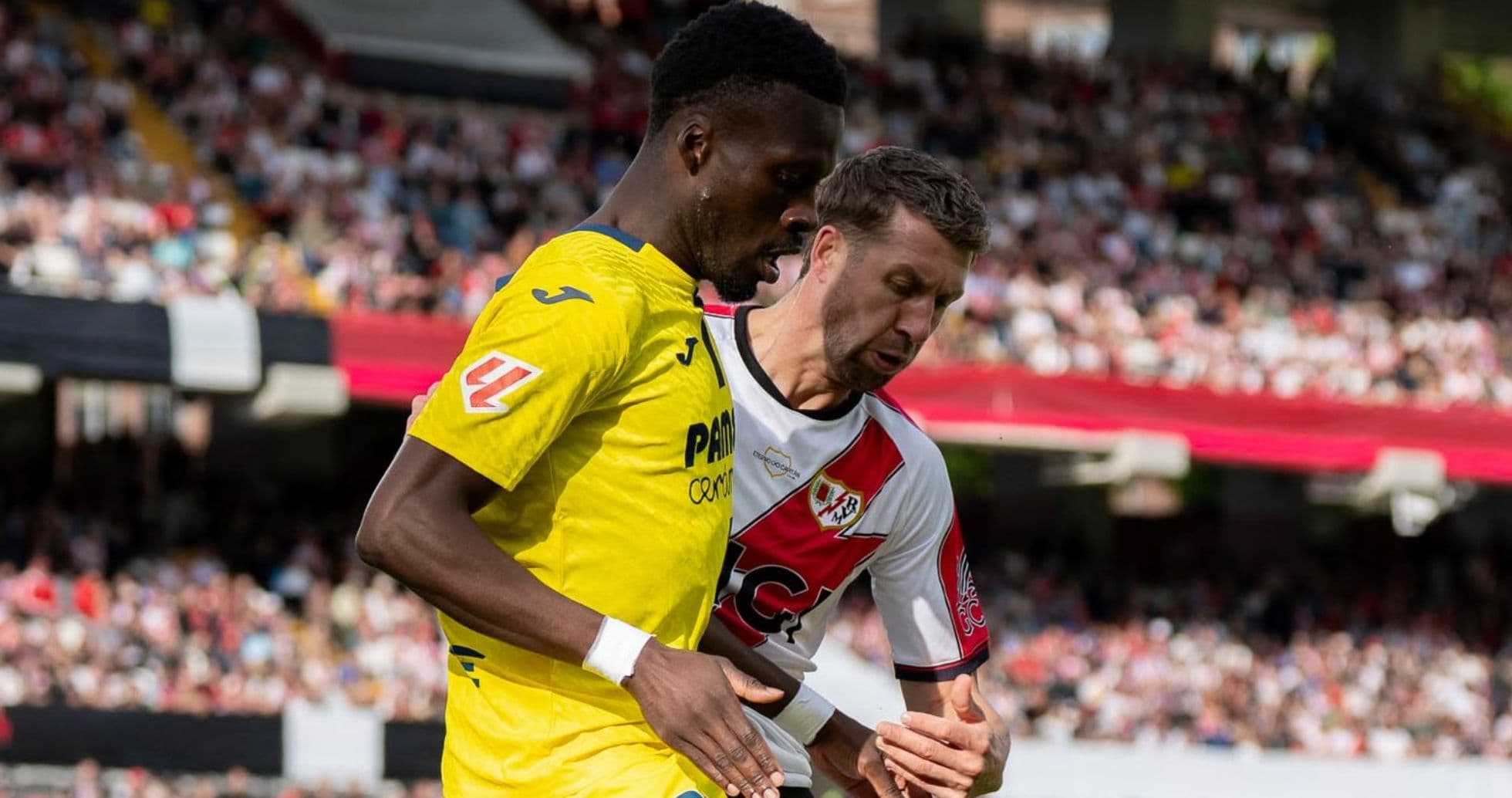 Jugadores de Rayo Vallecano y Villarreal en acción Jugadores de Rayo Vallecano y Villarreal en acción