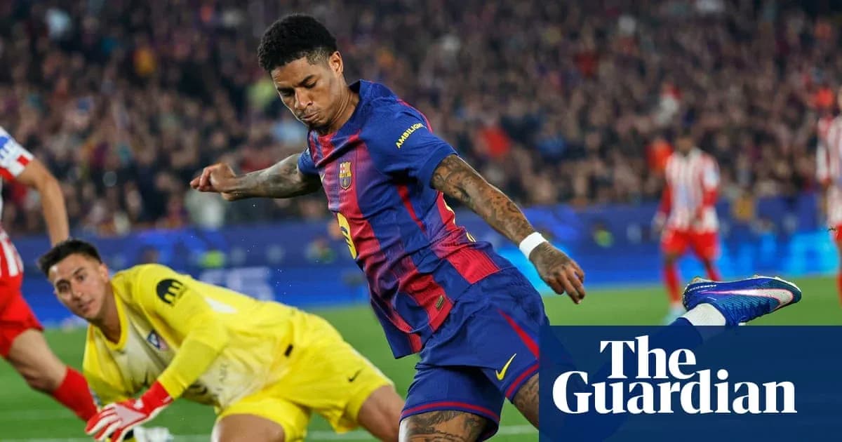 Jugador de Barcelona disparando a puerta ante el portero Jugador de Barcelona disparando a puerta ante el portero
