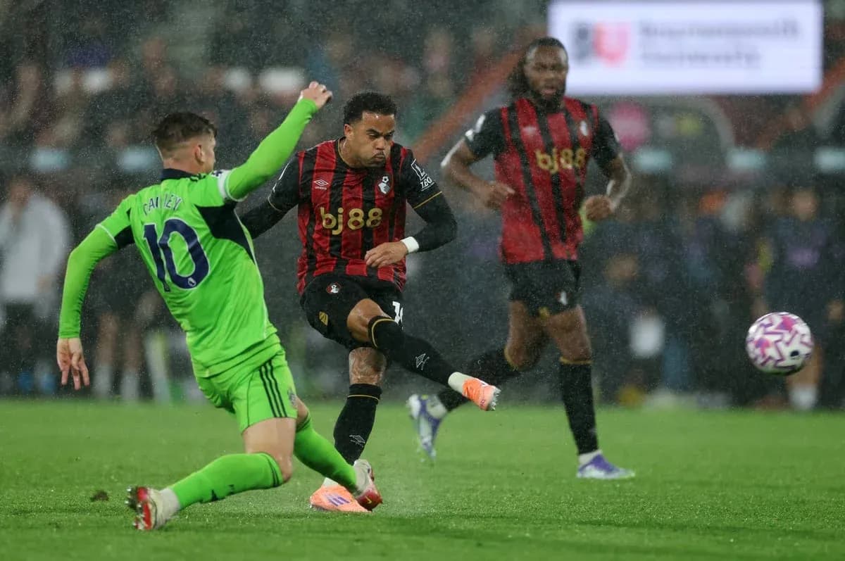 Jugador de Bournemouth dispara bajo la lluvia Jugador de Bournemouth dispara bajo la lluvia