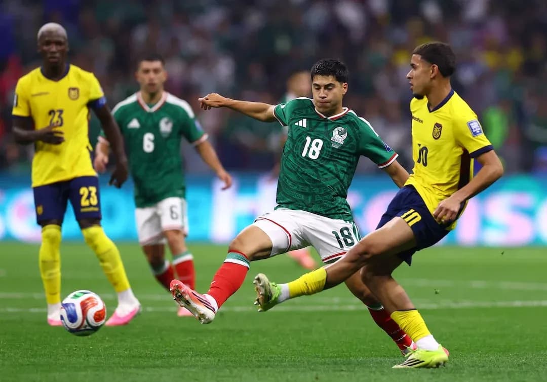 Jugador de México enfrenta a jugador de Ecuador Jugador de México enfrenta a jugador de Ecuador