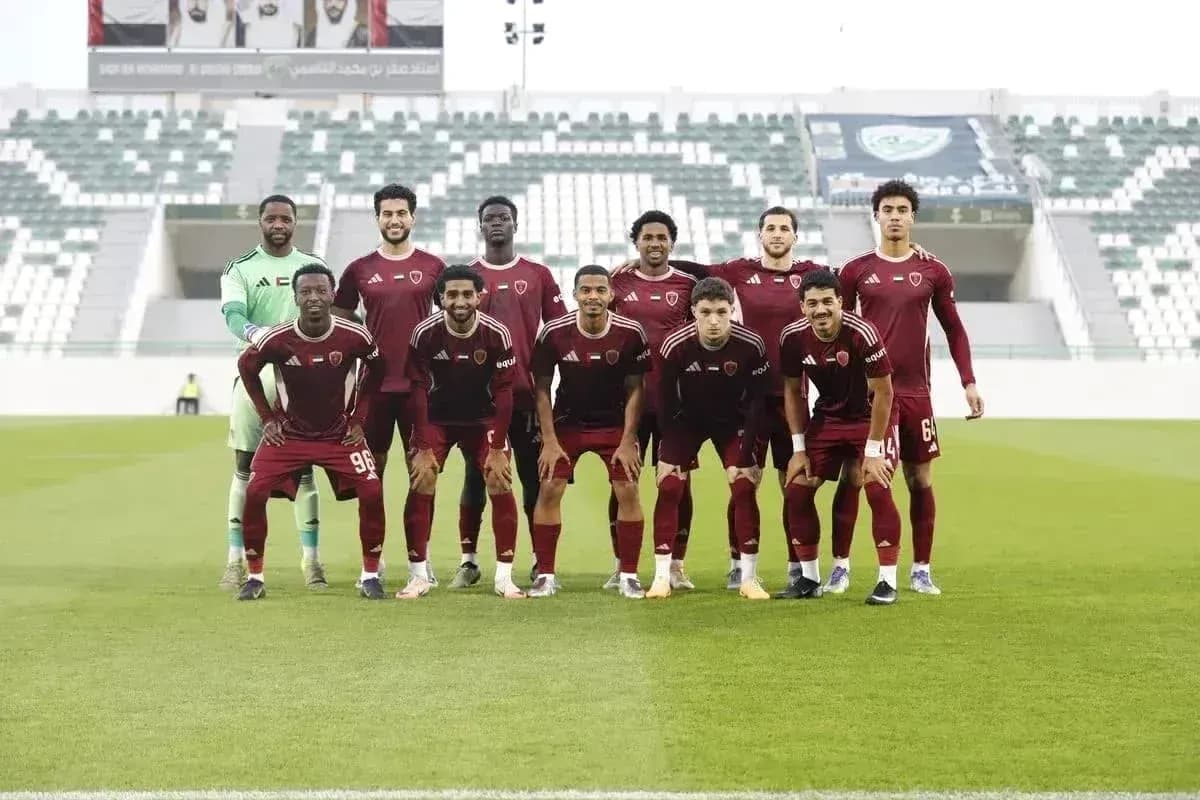 Equipo de Al Wahda U23 posando en el campo Equipo de Al Wahda U23 posando en el campo