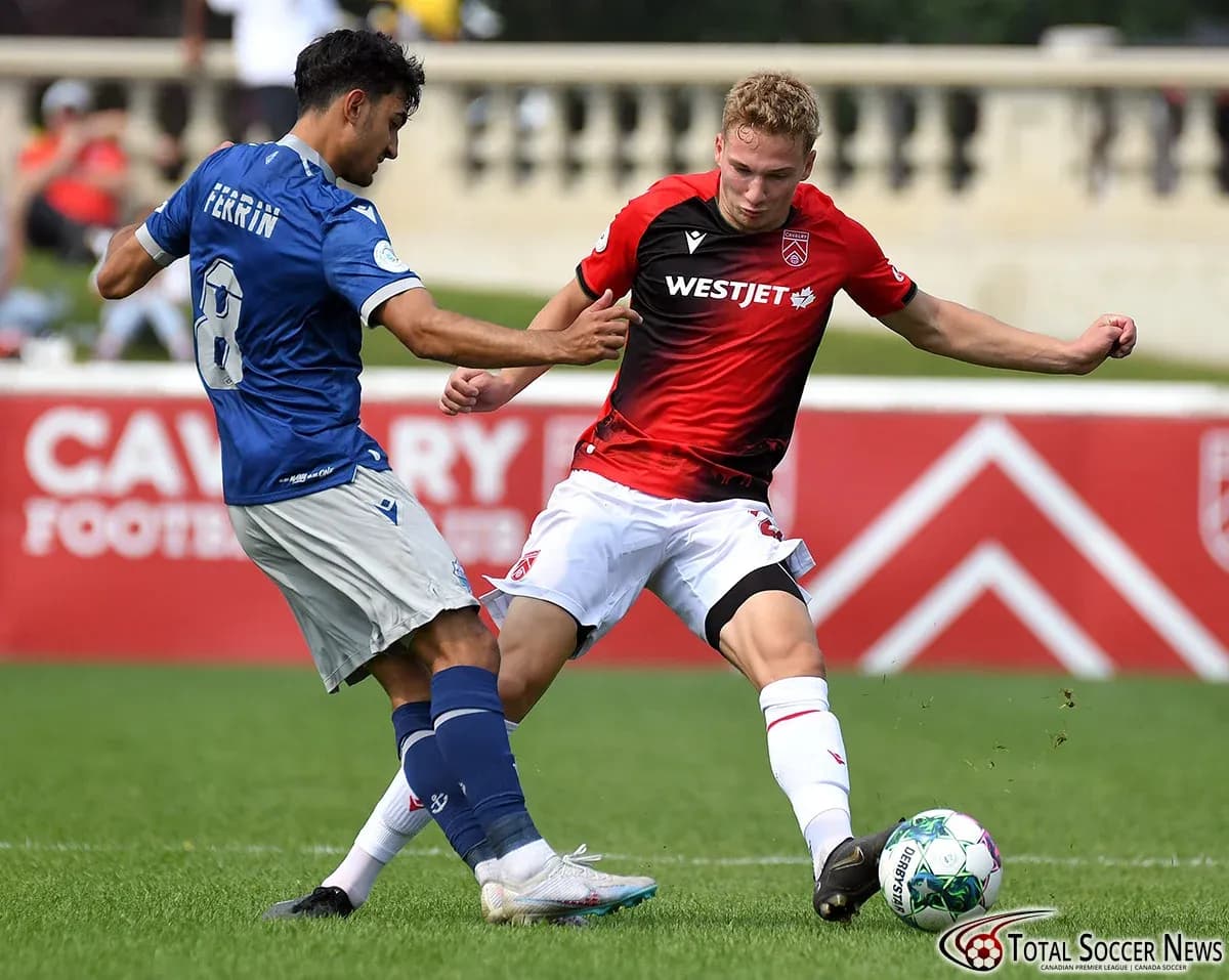 Jugadores de Cavalry FC y HFX Wanderers FC en acción Jugadores de Cavalry FC y HFX Wanderers FC en acción