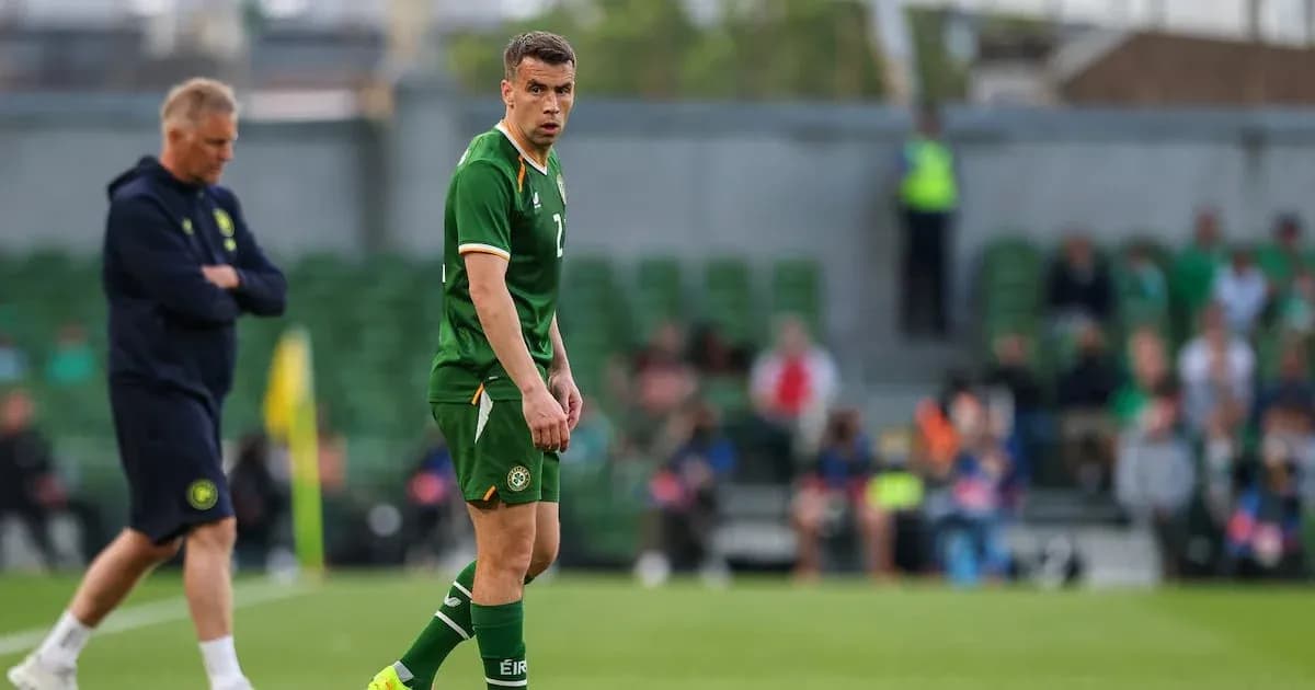 Jugador irlandés en el campo durante el partido Jugador irlandés en el campo durante el partido
