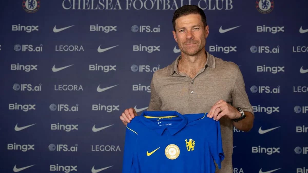 Nuevo entrenador de Chelsea sosteniendo camiseta del club Nuevo entrenador de Chelsea sosteniendo camiseta del club