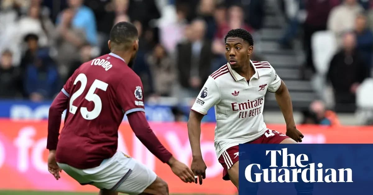 Jugadores de Arsenal y Aston Villa compiten por el balón Jugadores de Arsenal y Aston Villa compiten por el balón
