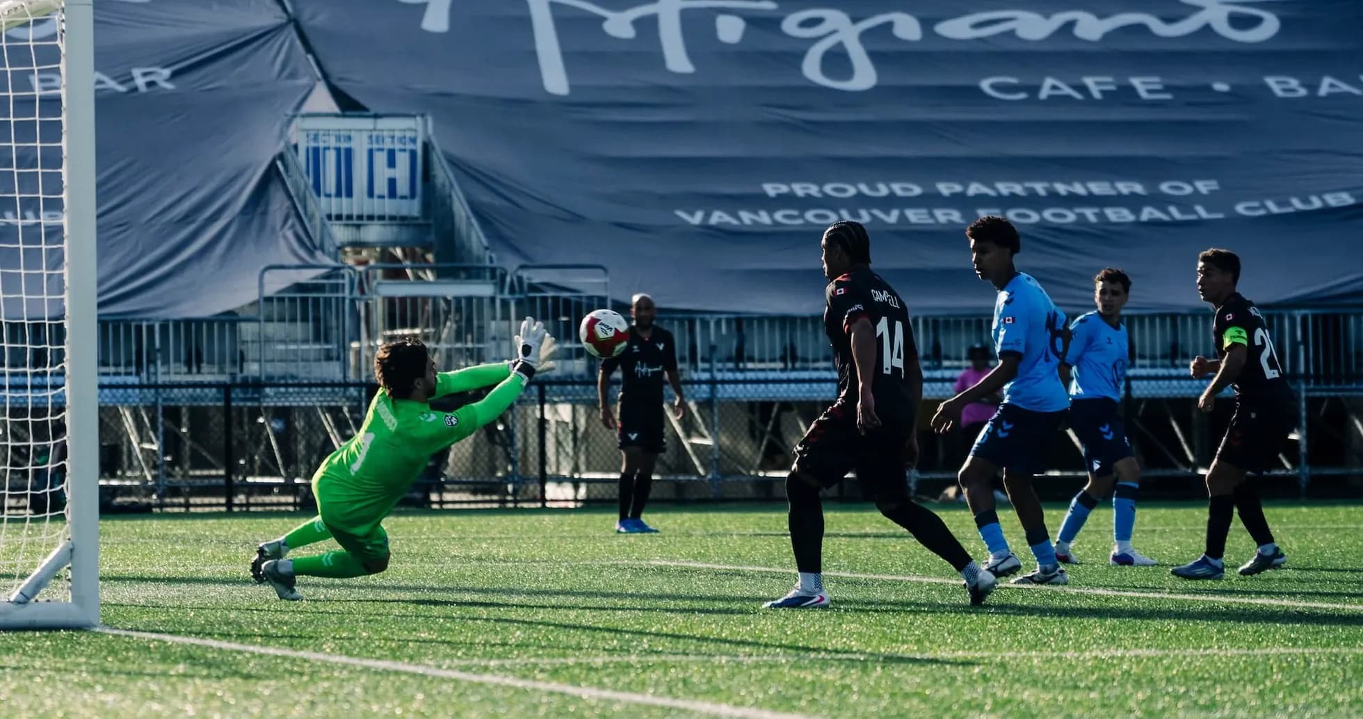 Portero lanzándose para detener un tiro penal Portero lanzándose para detener un tiro penal