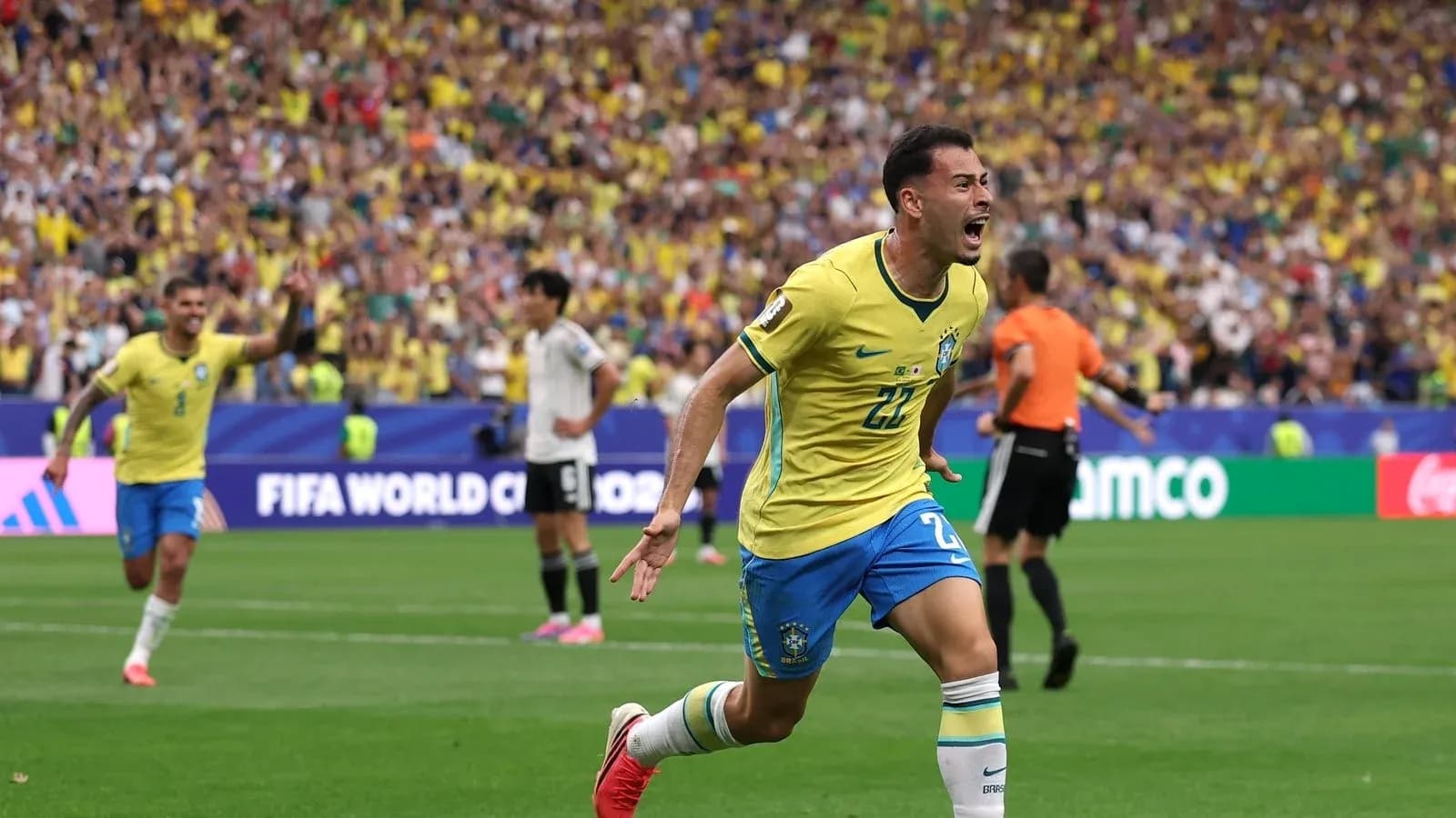 Jugador de Brasil celebrando un gol en el partido Jugador de Brasil celebrando un gol en el partido