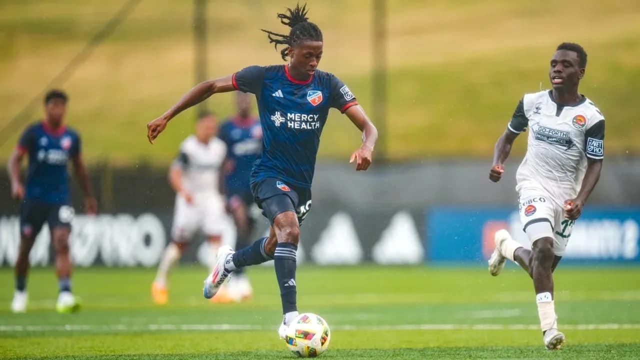 Jugador de FC Cincinnati II corriendo con el balón Jugador de FC Cincinnati II corriendo con el balón