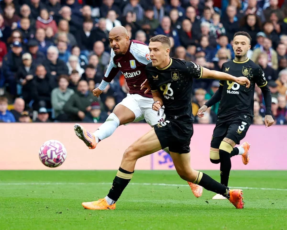 Futbolista de Aston Villa disparando a puerta Futbolista de Aston Villa disparando a puerta