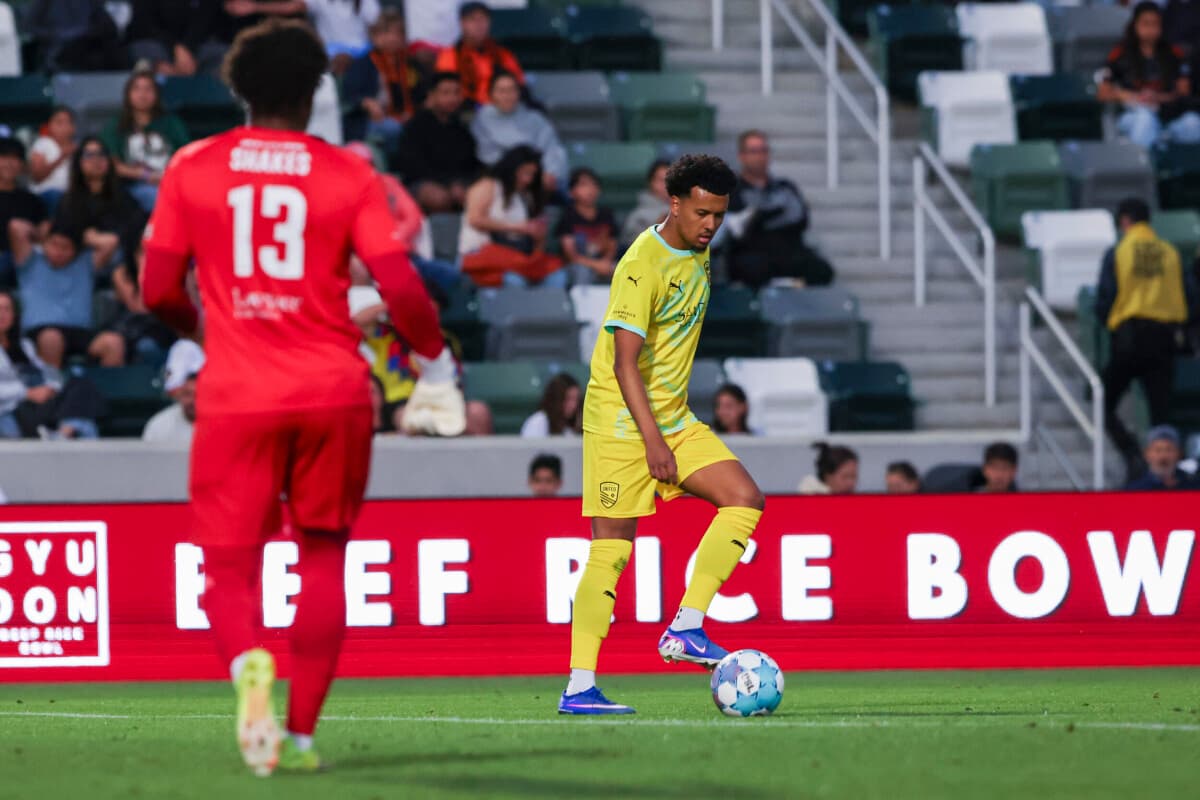 Jugador de New Mexico United en acción Jugador de New Mexico United en acción