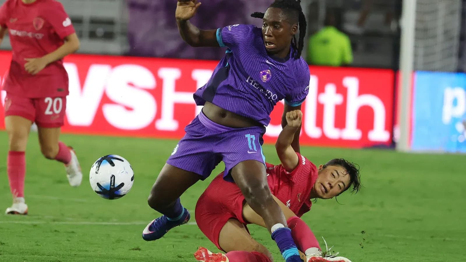 Jugadora de Orlando Pride cae durante el partido Jugadora de Orlando Pride cae durante el partido