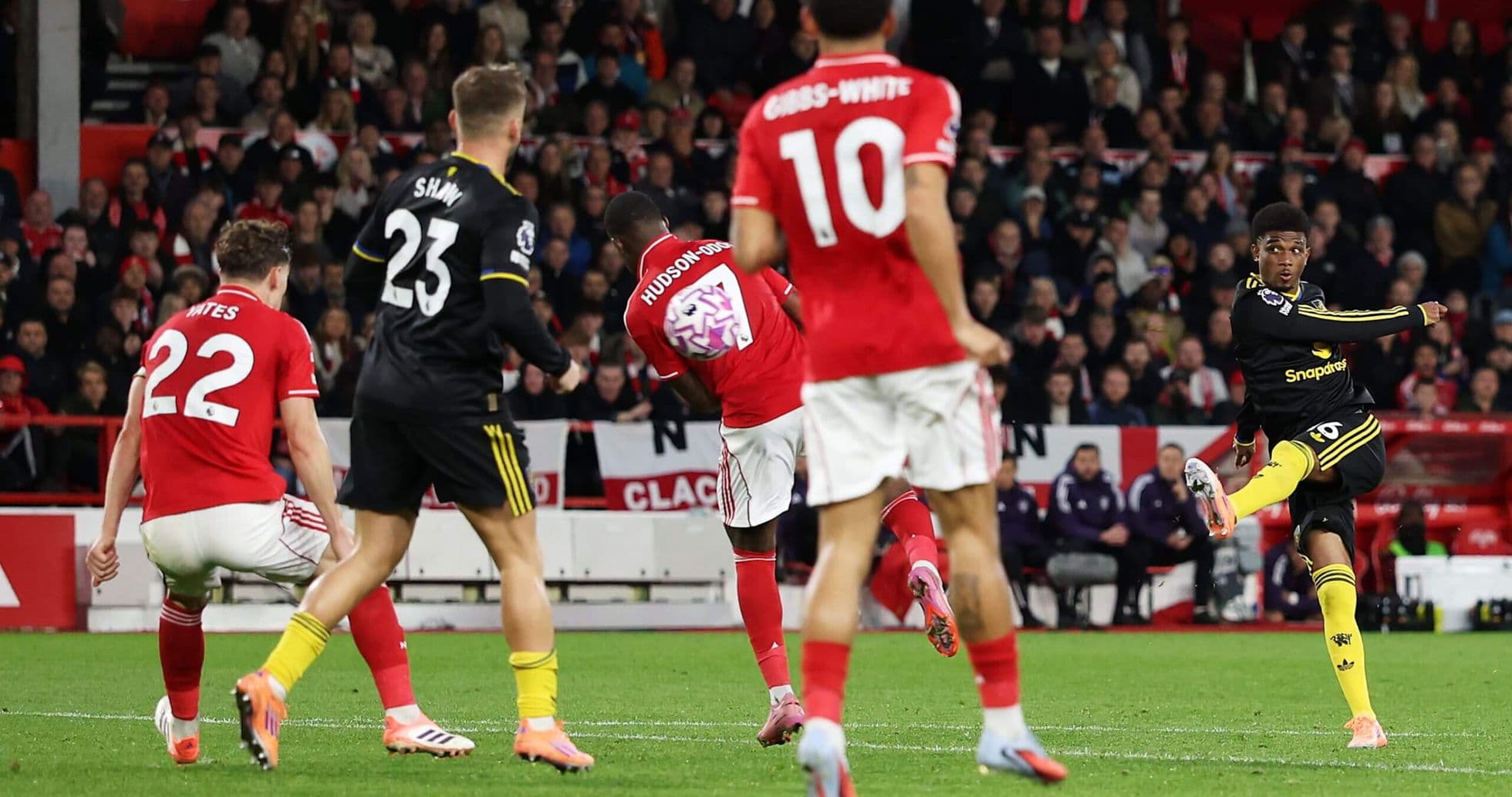 Un jugador de Nottingham Forest disparando a puerta Un jugador de Nottingham Forest disparando a puerta
