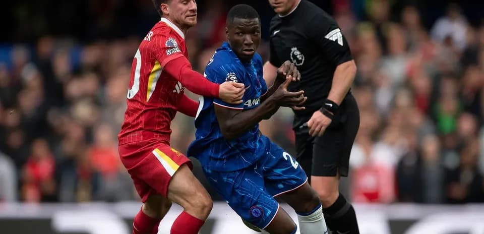 Jugador de Liverpool y Chelsea disputando el balón Jugador de Liverpool y Chelsea disputando el balón