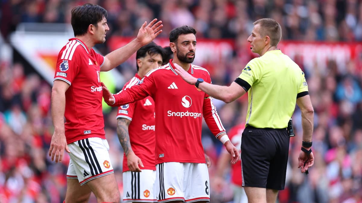 Jugadores de Manchester United discutiendo con el árbitro Jugadores de Manchester United discutiendo con el árbitro