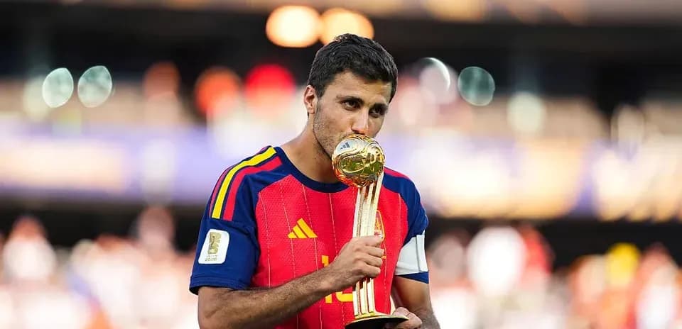 Jugador de España besando el trofeo de la Copa Mundial Jugador de España besando el trofeo de la Copa Mundial