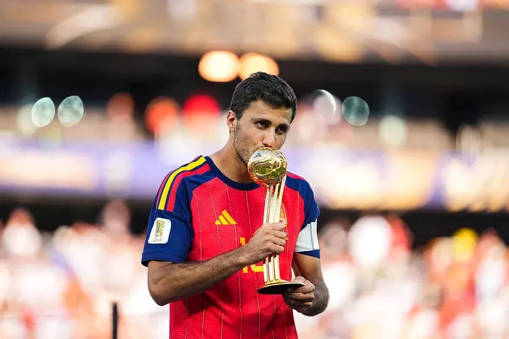 Jugador de España besando el trofeo de la Copa Mundial Jugador de España besando el trofeo de la Copa Mundial