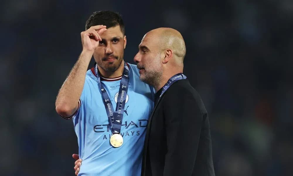 Jugador con medalla hablando con el entrenador Jugador con medalla hablando con el entrenador