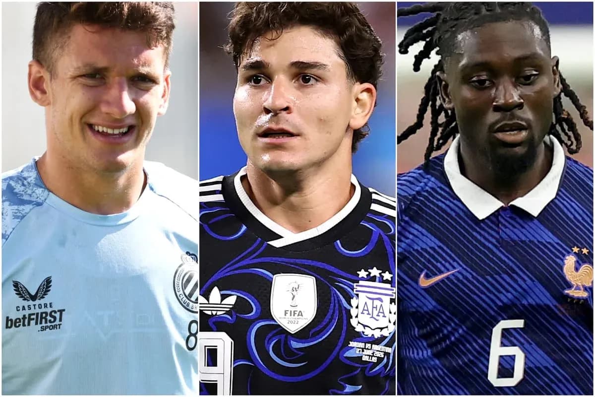 Tres futbolistas en diferentes camisetas de equipo Tres futbolistas en diferentes camisetas de equipo