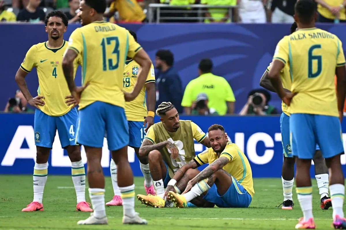 Jugadores de Brasil preocupados por Neymar en el suelo Jugadores de Brasil preocupados por Neymar en el suelo