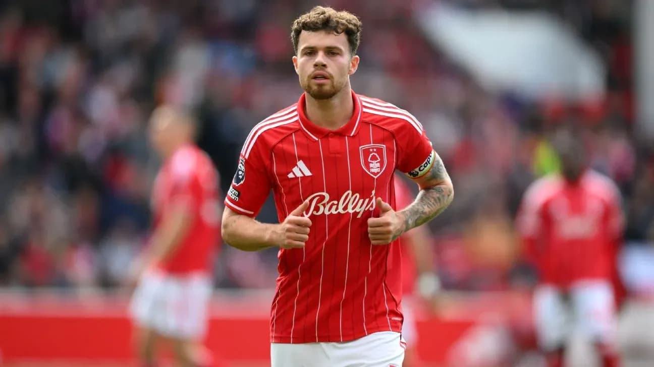 Jugador de Nottingham Forest corriendo en el campo Jugador de Nottingham Forest corriendo en el campo