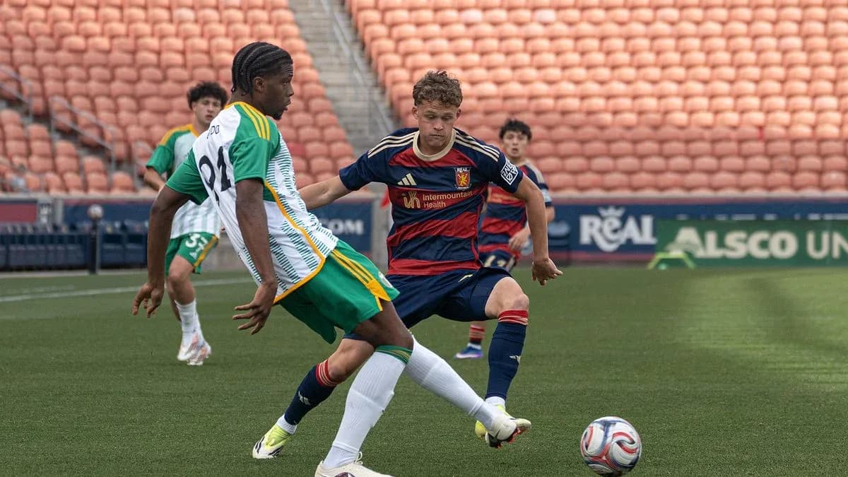 Jugador de Real Monarchs intenta robar el balón Jugador de Real Monarchs intenta robar el balón