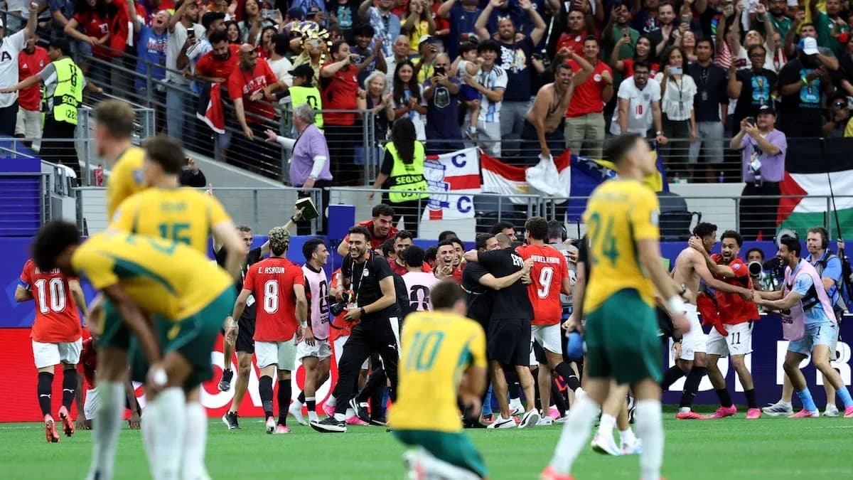 Jugadores y aficionados celebrando un gol en el estadio Jugadores y aficionados celebrando un gol en el estadio