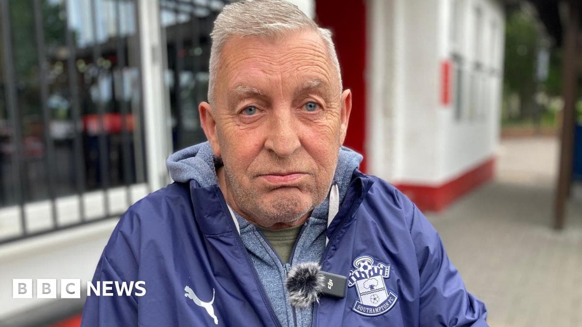 Hombre con chaqueta de Southampton FC en exterior Hombre con chaqueta de Southampton FC en exterior