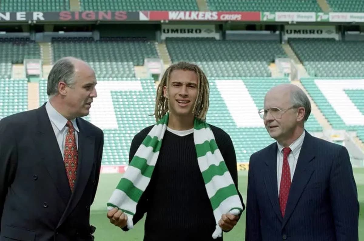 Presentación de jugador con bufanda del Celtic Presentación de jugador con bufanda del Celtic