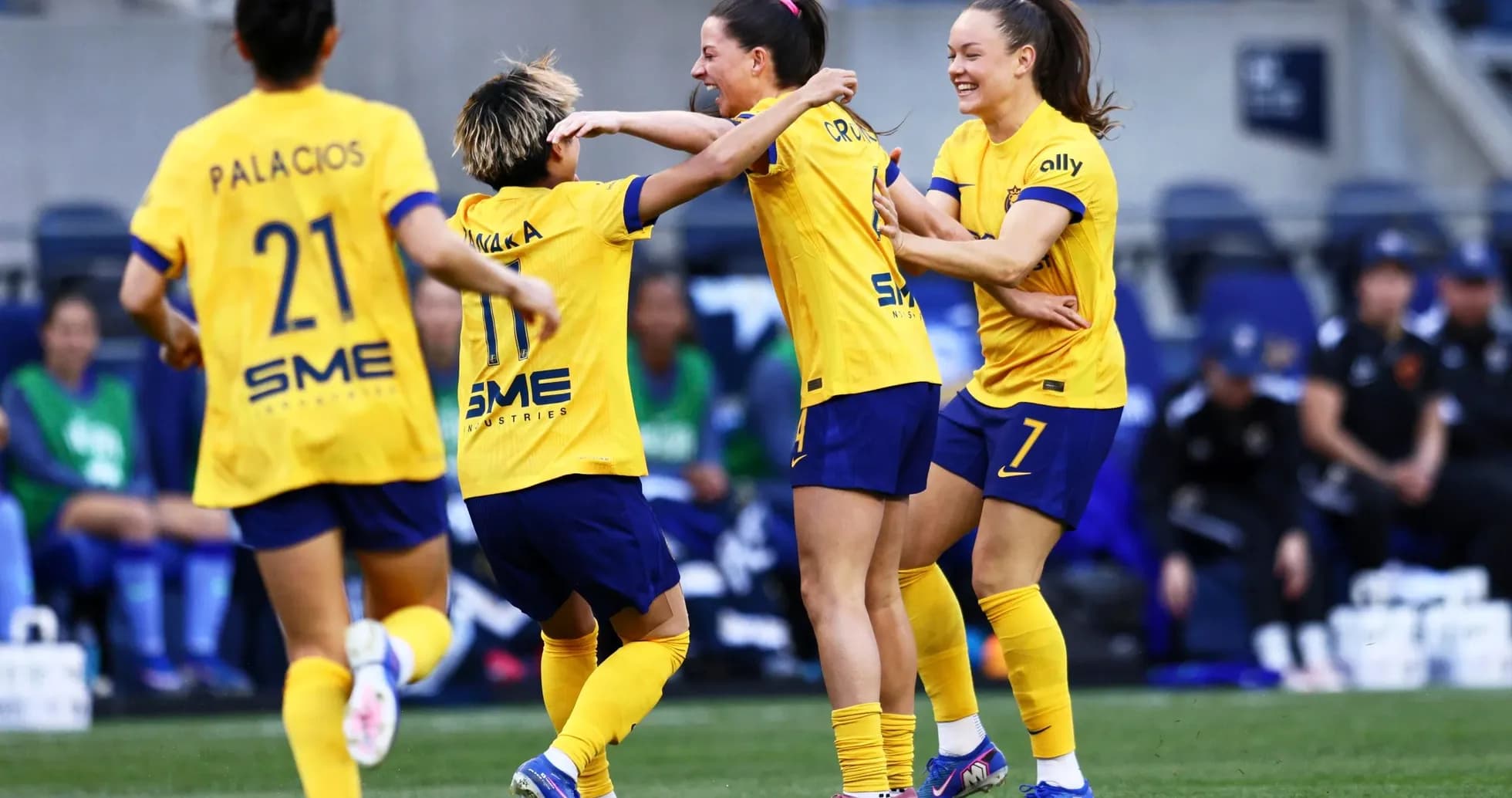 Jugadoras celebrando un gol durante el partido Jugadoras celebrando un gol durante el partido