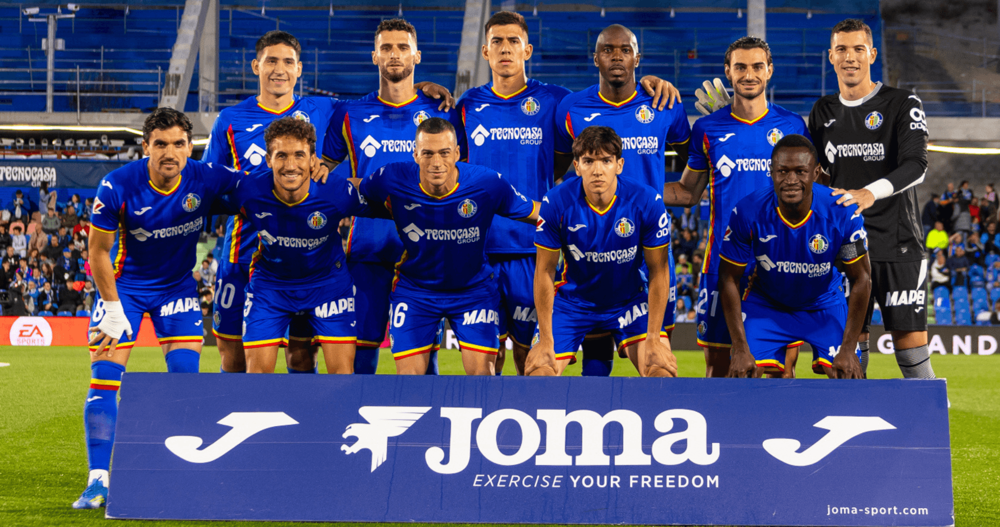 Jugadores de Getafe posando en el campo Jugadores de Getafe posando en el campo