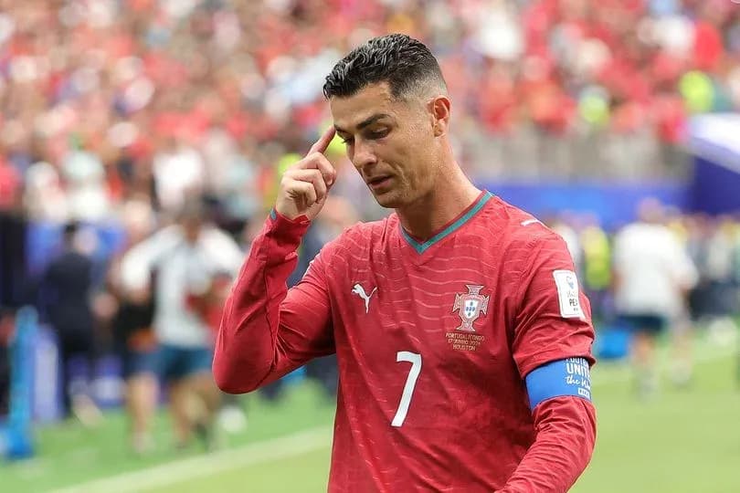 Cristiano Ronaldo con la mano en la cabeza durante partido Cristiano Ronaldo con la mano en la cabeza durante partido