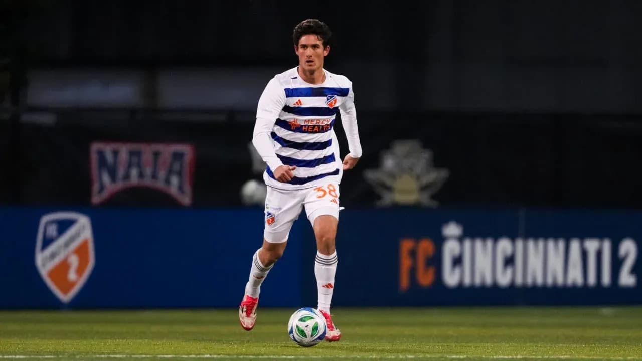 Jugador de FC Cincinnati II en acción Jugador de FC Cincinnati II en acción