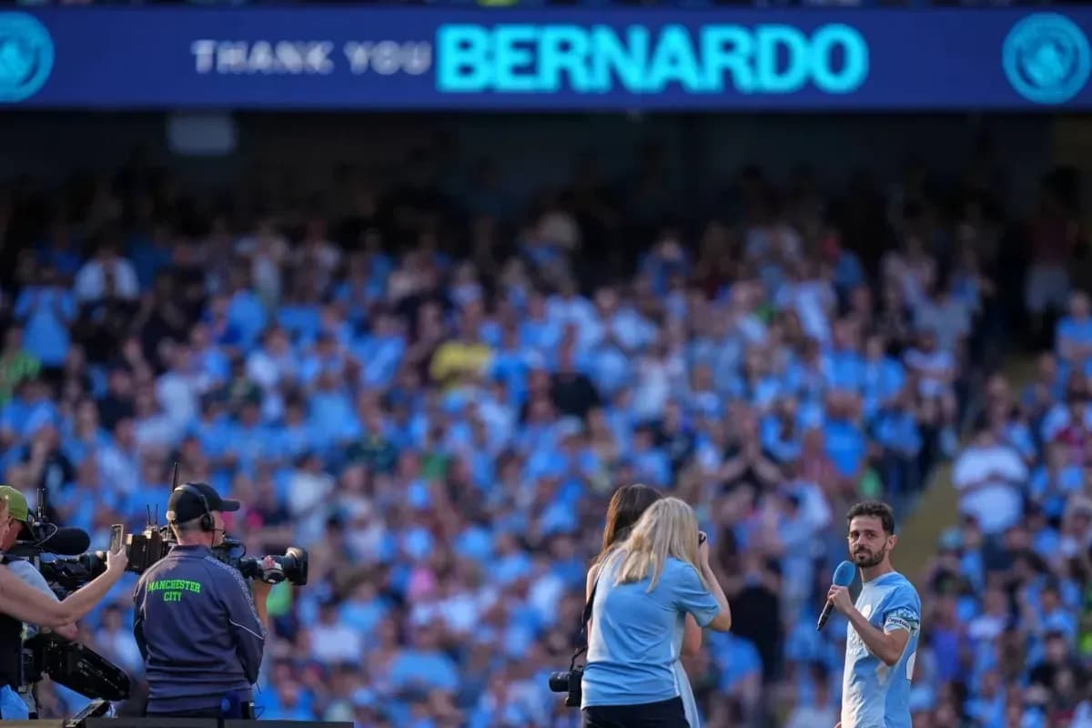 Bernardo recibiendo homenaje en el estadio lleno Bernardo recibiendo homenaje en el estadio lleno