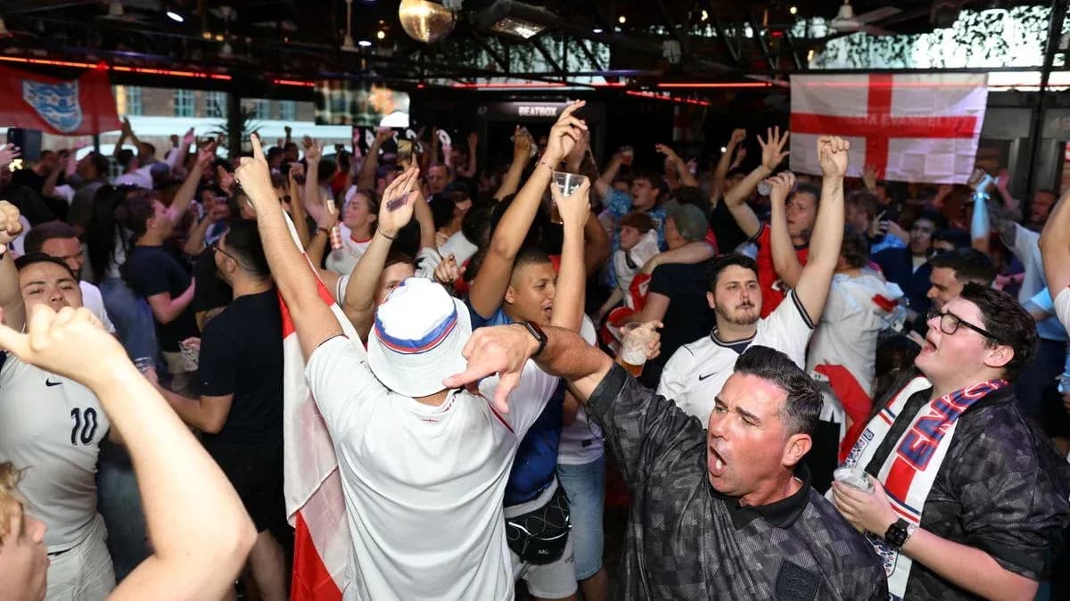 Aficionados de Inglaterra celebrando en un bar Aficionados de Inglaterra celebrando en un bar