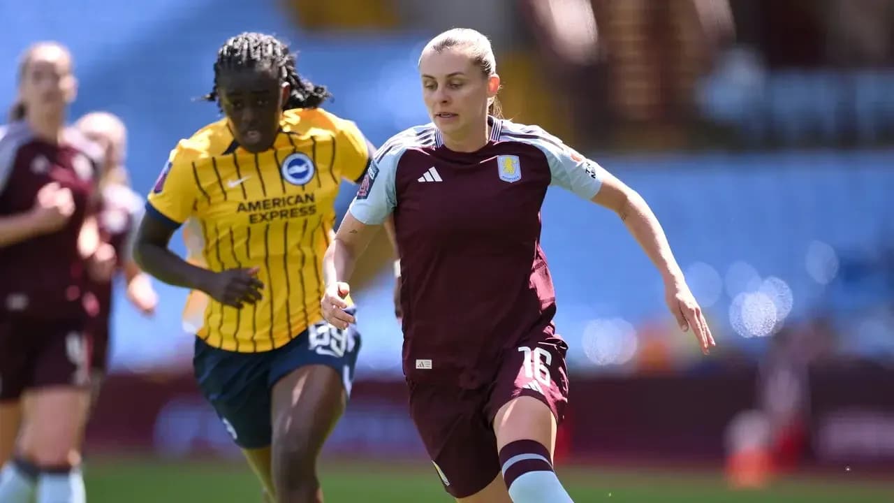 Jugadora de Aston Villa corriendo con el balón Jugadora de Aston Villa corriendo con el balón