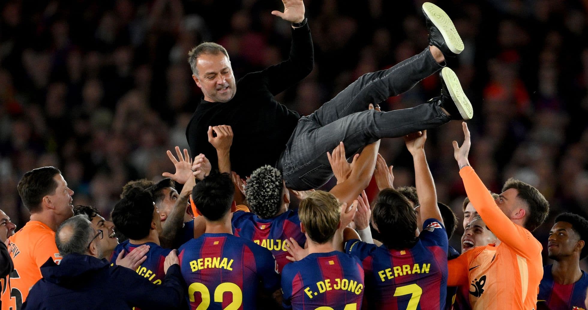 Entrenador levantado por jugadores tras victoria Entrenador levantado por jugadores tras victoria