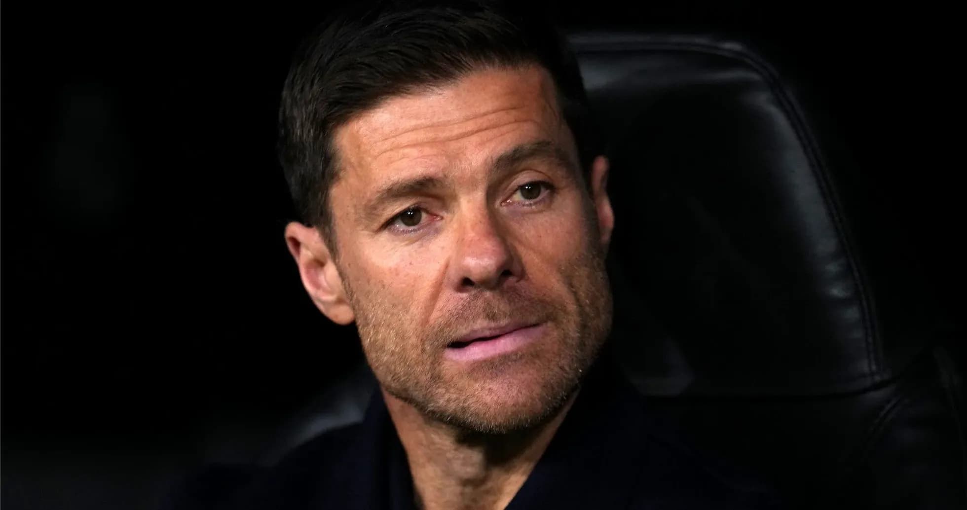 Entrenador sentado en el banquillo durante el partido Entrenador sentado en el banquillo durante el partido