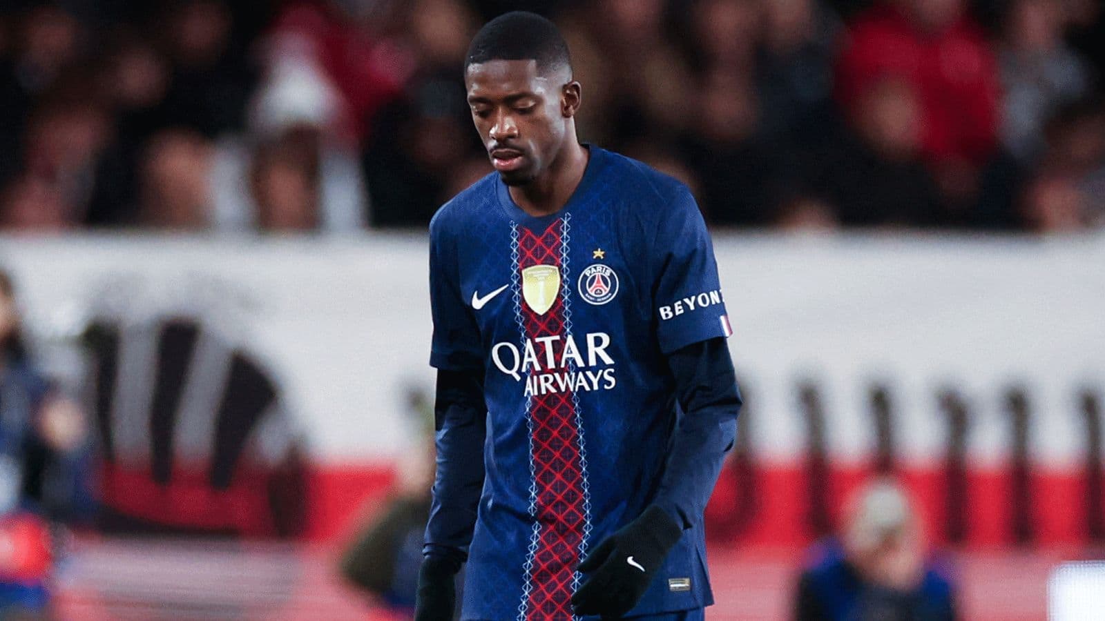 Jugador de PSG caminando durante el partido Jugador de PSG caminando durante el partido
