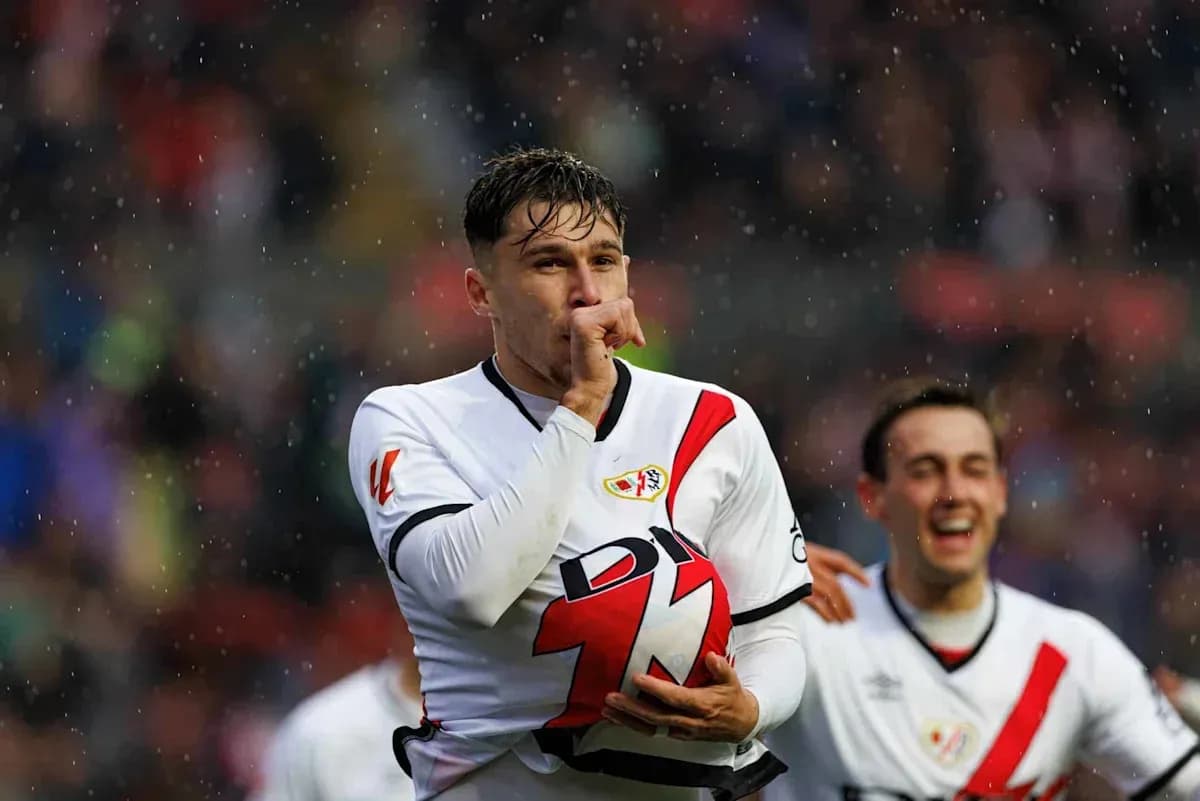 Jugador de Rayo Vallecano celebrando un gol bajo la lluvia Jugador de Rayo Vallecano celebrando un gol bajo la lluvia